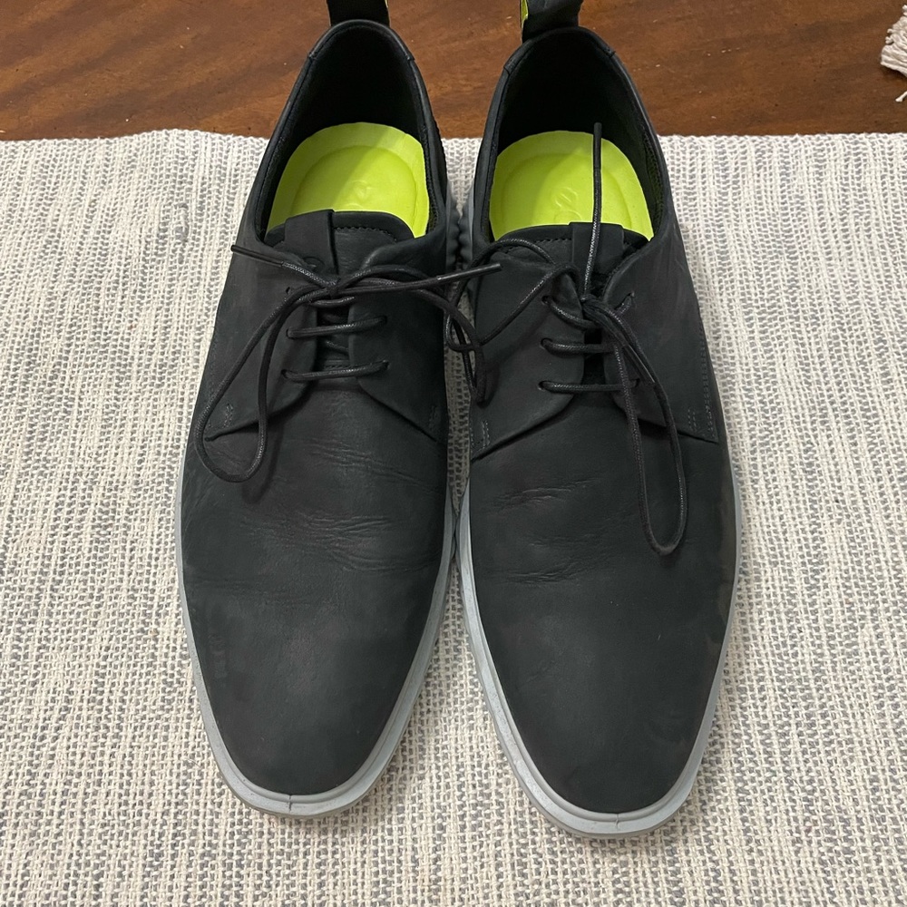 Men’s size 9 Ecco dress shoes